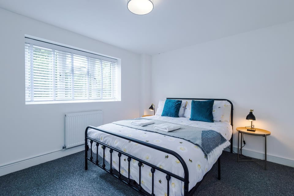 Bed, Decorative detail, Bedroom, heating, towels