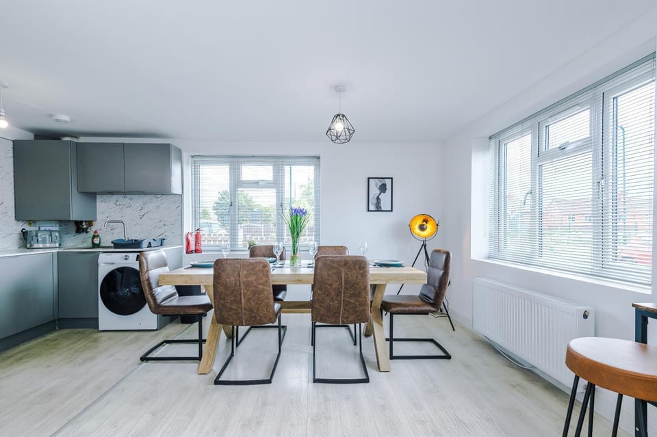 Kitchen or kitchenette, Dining area, heating, toaster, washing machine, dryer, kitchen
