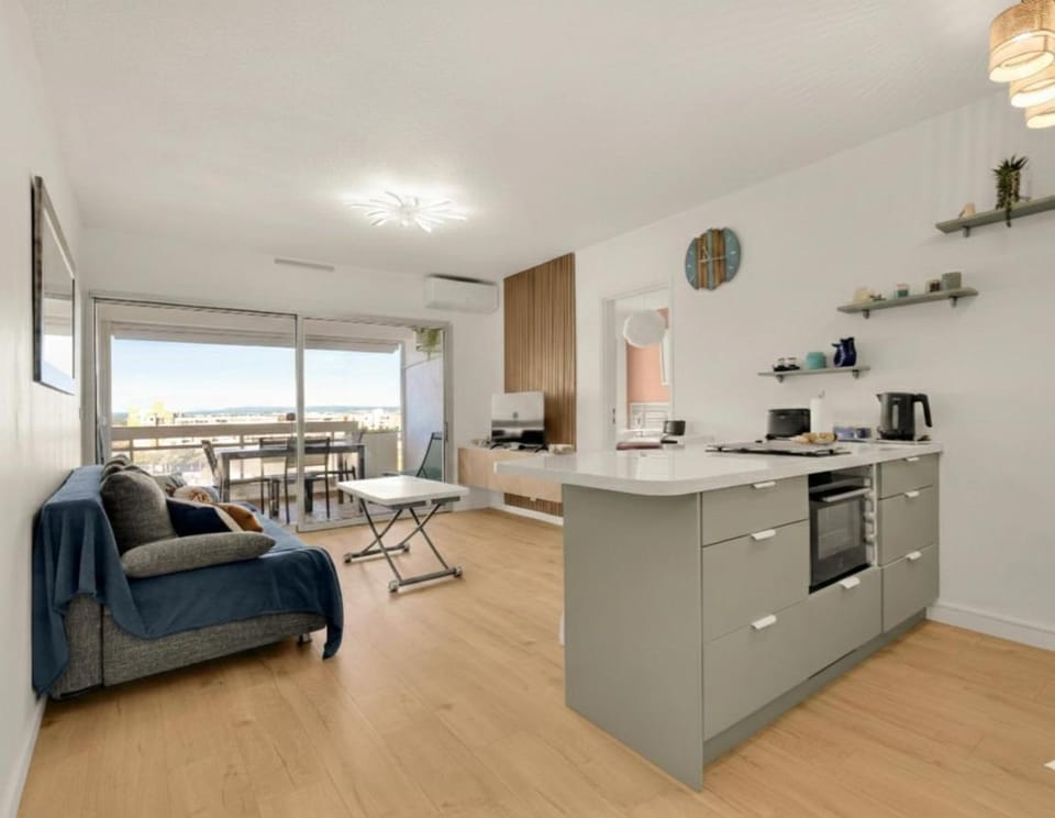 TV and multimedia, Coffee/tea facilities, Kitchen or kitchenette, Living room, Parking, dishwasher, oven, stove, toaster, air conditioner