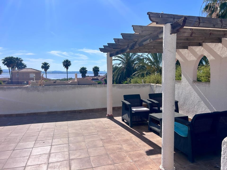 Villa with Pool, Chill-Out & BBQ House in Torrevieja