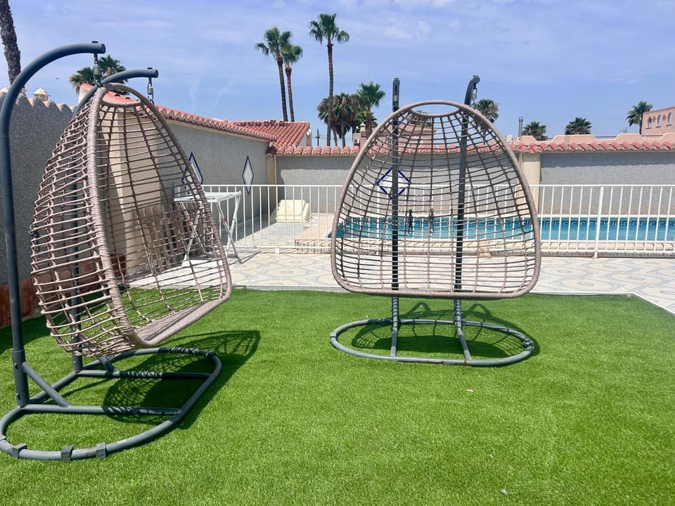 Villa with Pool, Chill-Out & BBQ House in Torrevieja