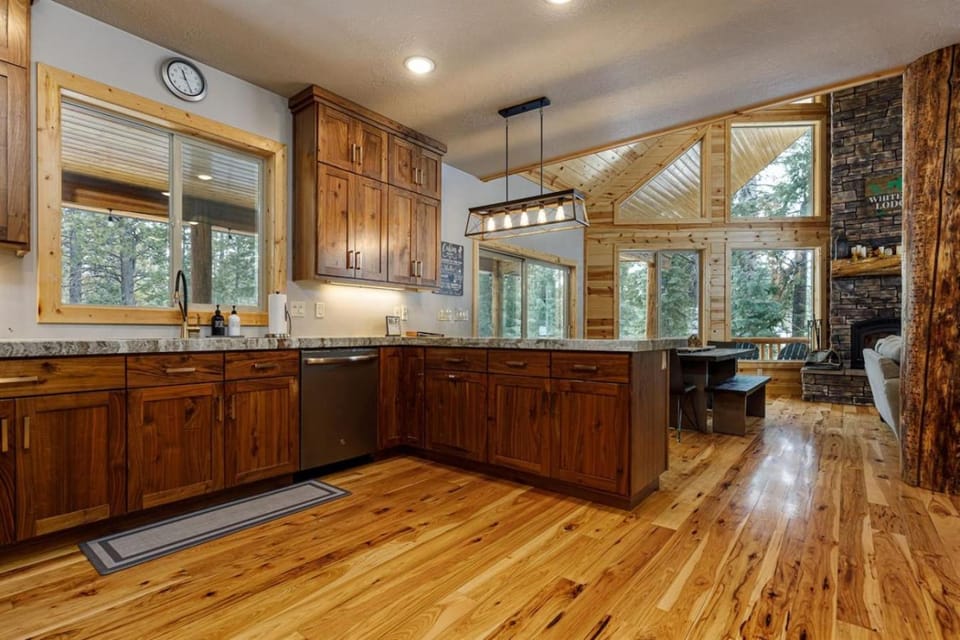 Aspen Glow Brand New Hot Tub House in Utah