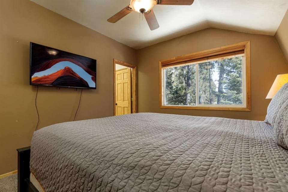 Pine View Cabin Retreat, Hot Tub, Walk Out Patio Cabin in Utah
