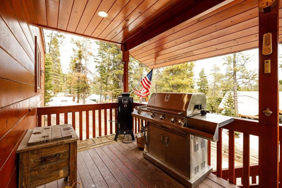 Pine View Cabin Retreat, Hot Tub, Walk Out Patio Cabin in Utah