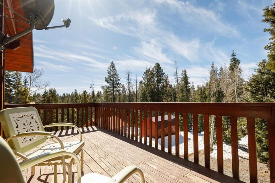 Pine View Cabin Retreat, Hot Tub, Walk Out Patio Cabin in Utah