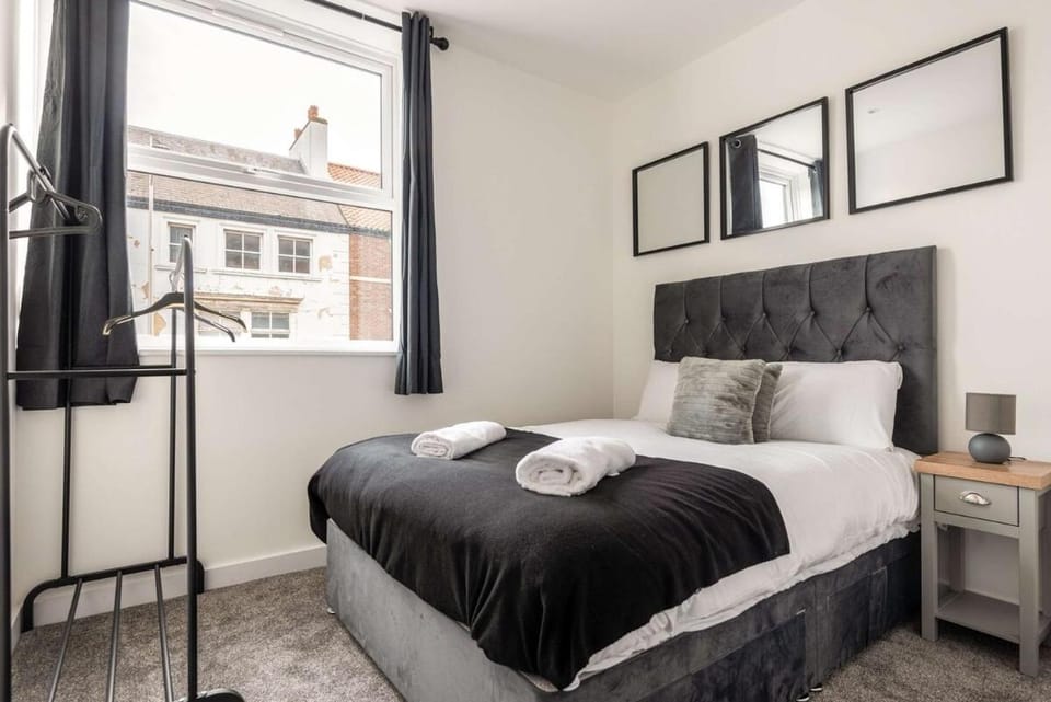 Hull City Centre Sleeps 4 Free Parking Apartment in Hull