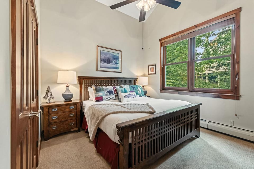 Main Street Escape Walk to Gondola plus Hot Tub House in Breckenridge