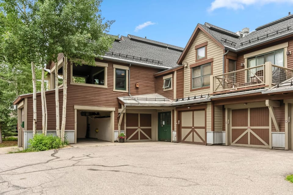 Main Street Escape Walk to Gondola plus Hot Tub House in Breckenridge