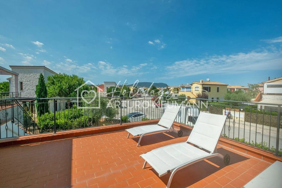 View (from property/room), Balcony/Terrace, sunbed