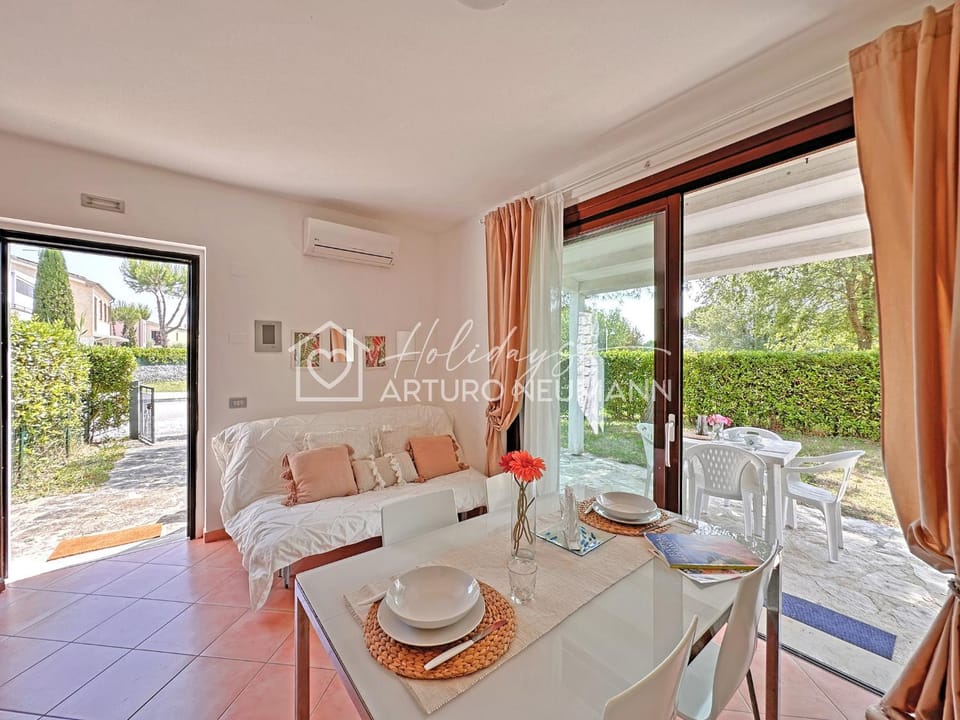 Day, View (from property/room), Living room, Seating area, Dining area, air conditioner