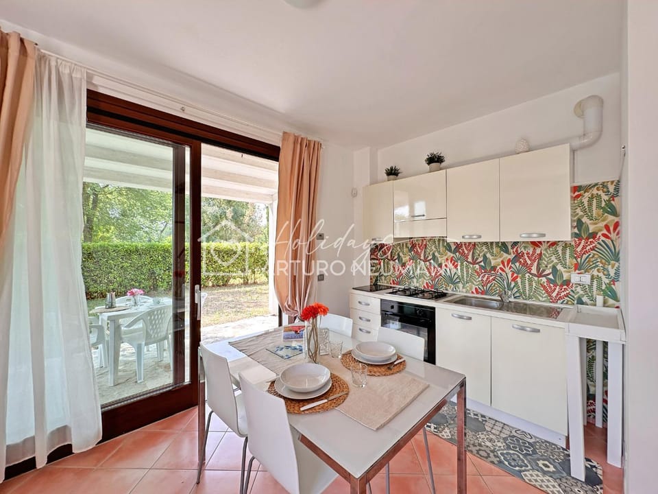 Kitchen or kitchenette, Dining area, oven, stove