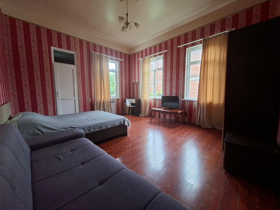 Bed, TV and multimedia, Photo of the whole room, Bedroom