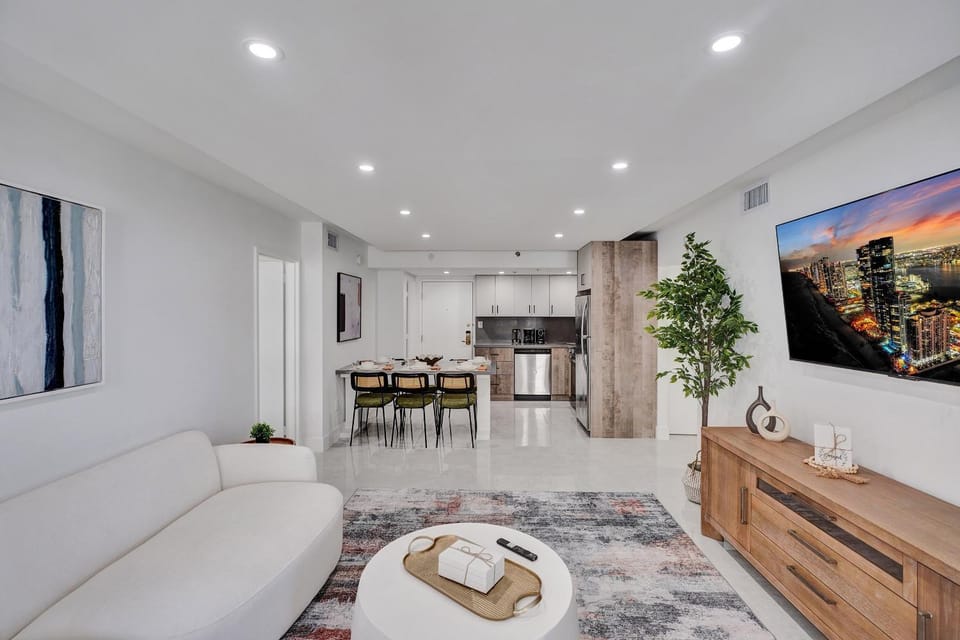 Bright Beachside 4 Bedrooms 2 Bathrooms Condo Pools Gym and Sauna Access 616 Apartment in Miami Beach