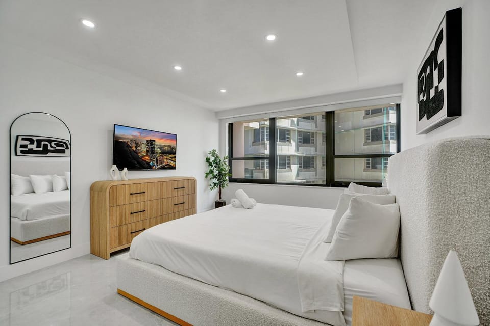 Bright Beachside 4 Bedrooms 2 Bathrooms Condo Pools Gym and Sauna Access 616 Apartment in Miami Beach