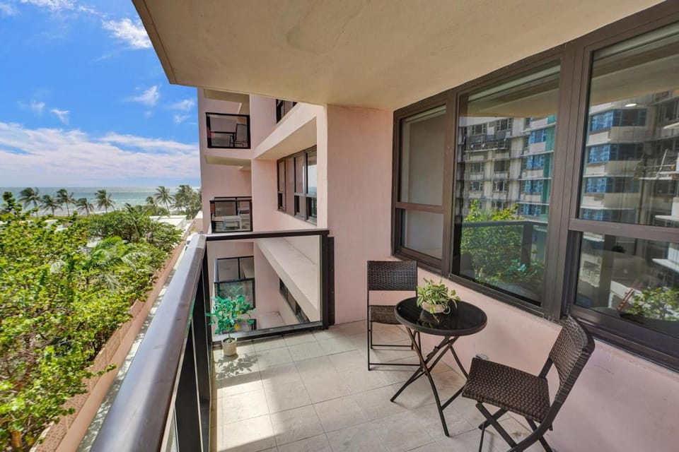 Bright Beachside 4 Bedrooms 2 Bathrooms Condo Pools Gym and Sauna Access 616 Apartment in Miami Beach