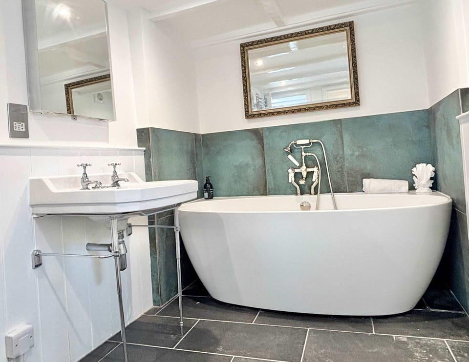 Bathroom, Bath, towels