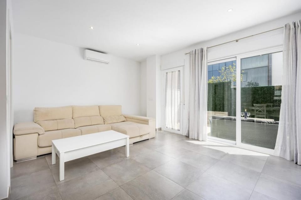 Patio, Living room, Seating area, air conditioner