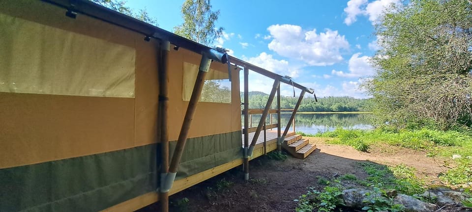 Safari tent 'Älven', mini-camping Nästorp broa Luxury tent in Sweden