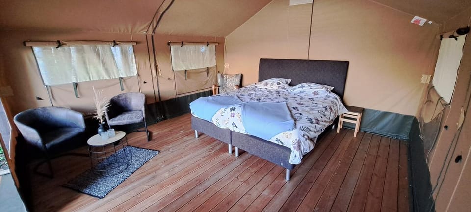 Safari tent 'Älven', mini-camping Nästorp broa Luxury tent in Sweden