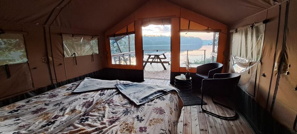 Safari tent 'Älven', mini-camping Nästorp broa Luxury tent in Sweden