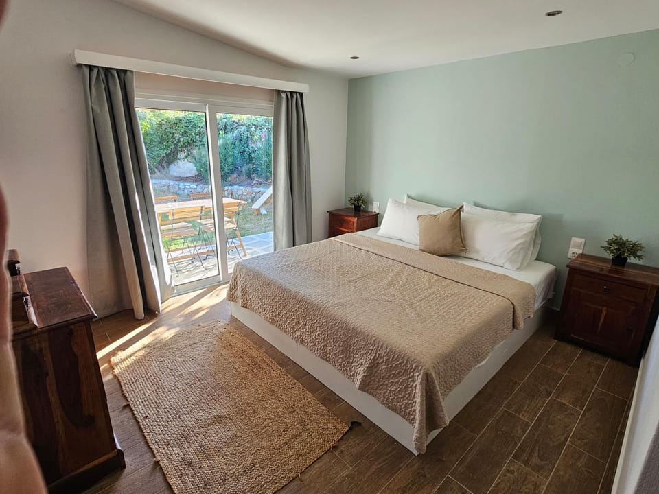 Bed, TV and multimedia, Bedroom