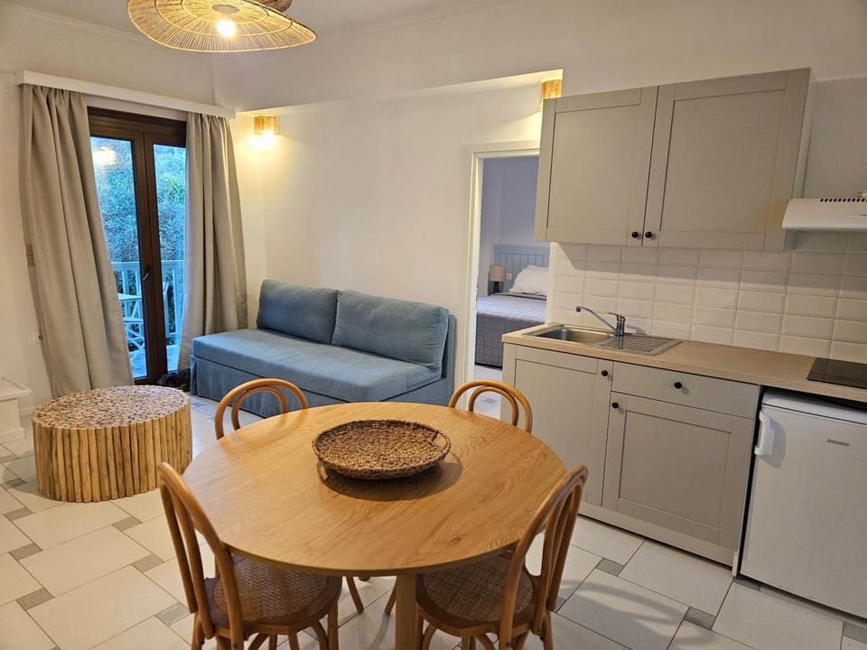 Kitchen or kitchenette, Seating area, Dining area, stove