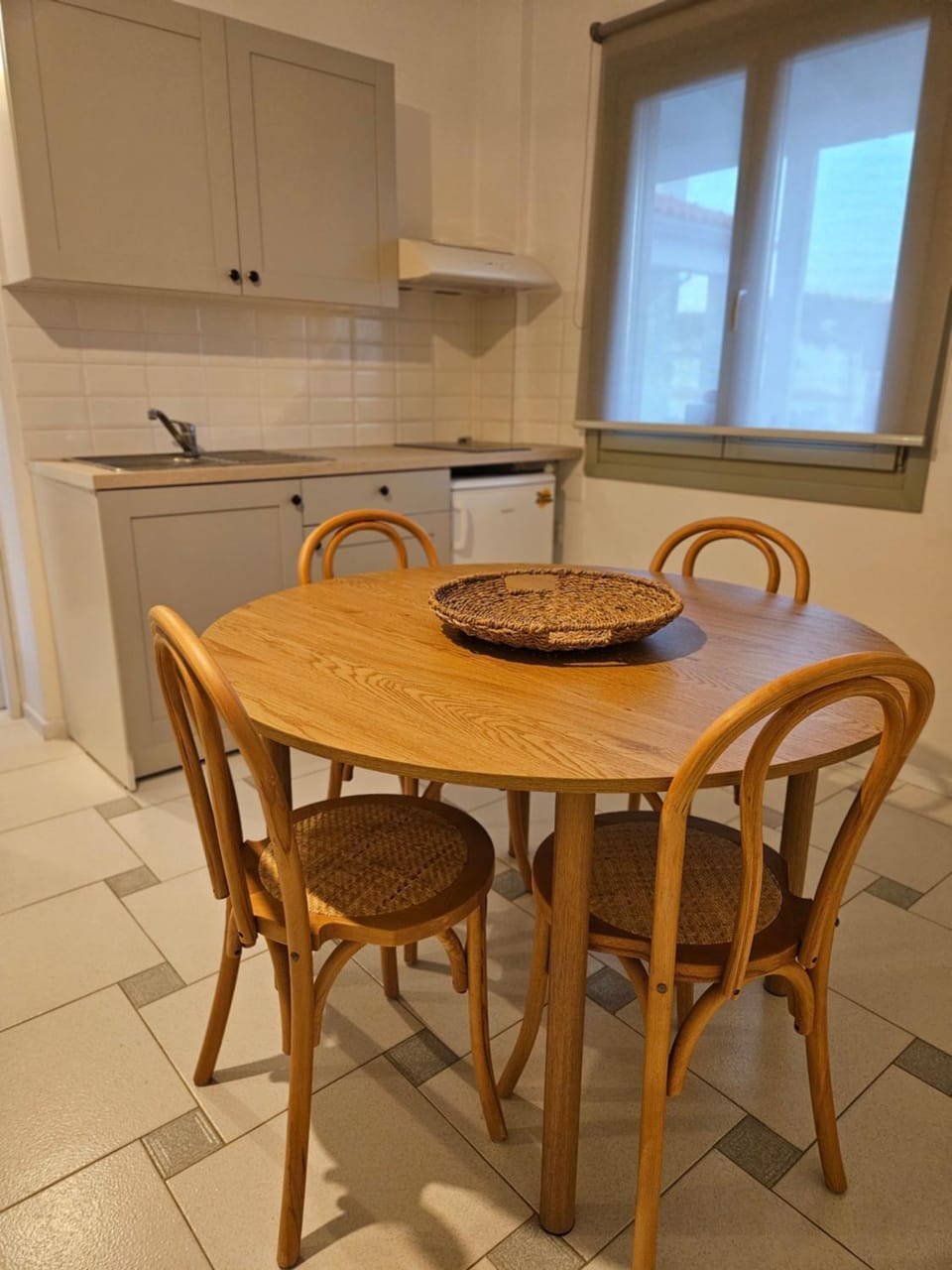 Kitchen or kitchenette, Dining area, stove