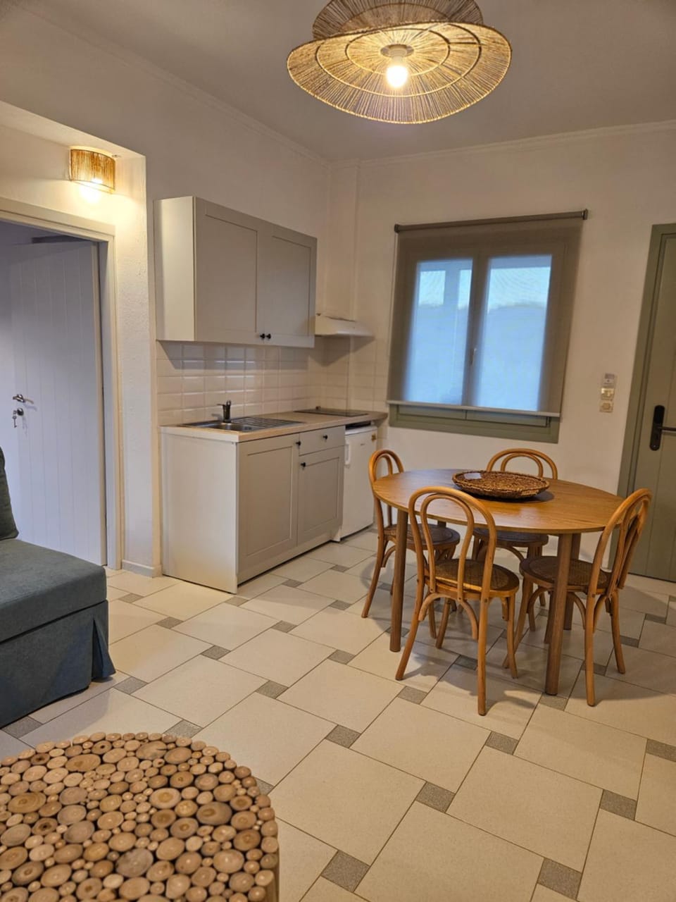 Kitchen or kitchenette, Seating area, Dining area, stove