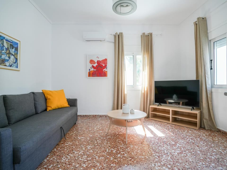 TV and multimedia, Living room, Seating area, air conditioner