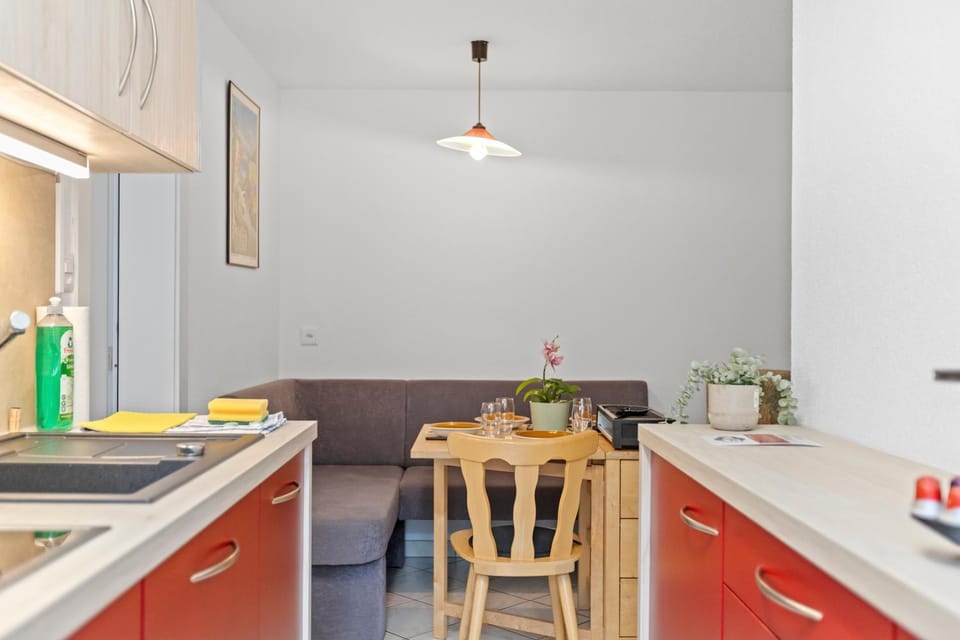 Kitchen or kitchenette, Dining area, dishwasher, stove