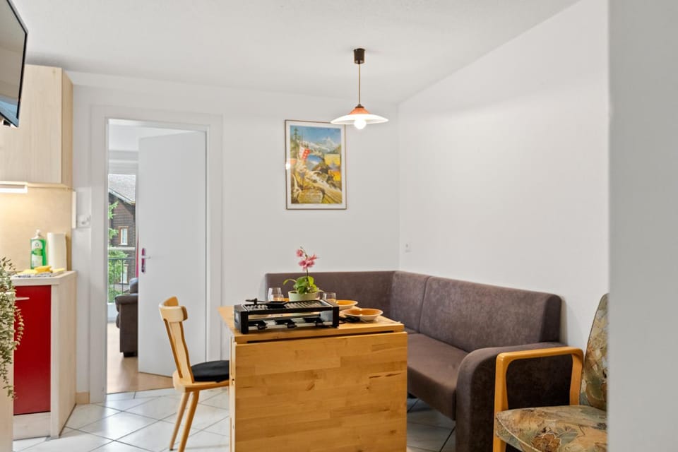 TV and multimedia, Kitchen or kitchenette, Living room, Seating area, Dining area