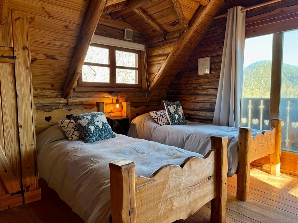 Bed, Natural landscape, Living room, Photo of the whole room, Seating area, Bedroom