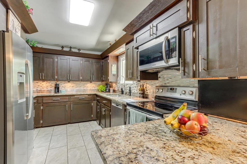 Walk to Lake Fayetteville: Family Retreat w/ Deck House in Springdale