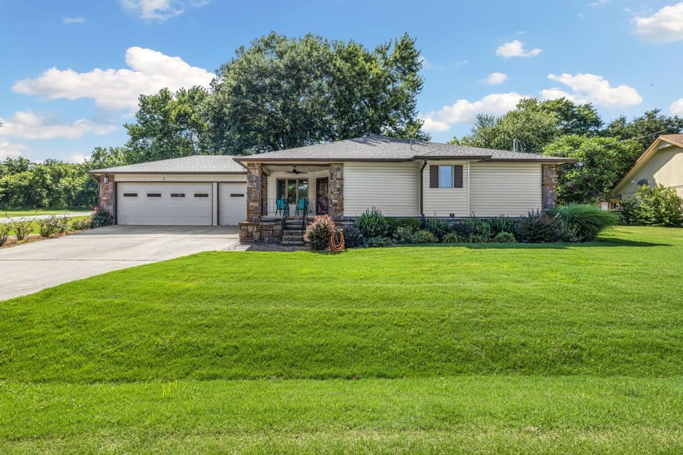 Bogey Abode-ON Golf Course- Half mi to Bike Trail House in Bella Vista