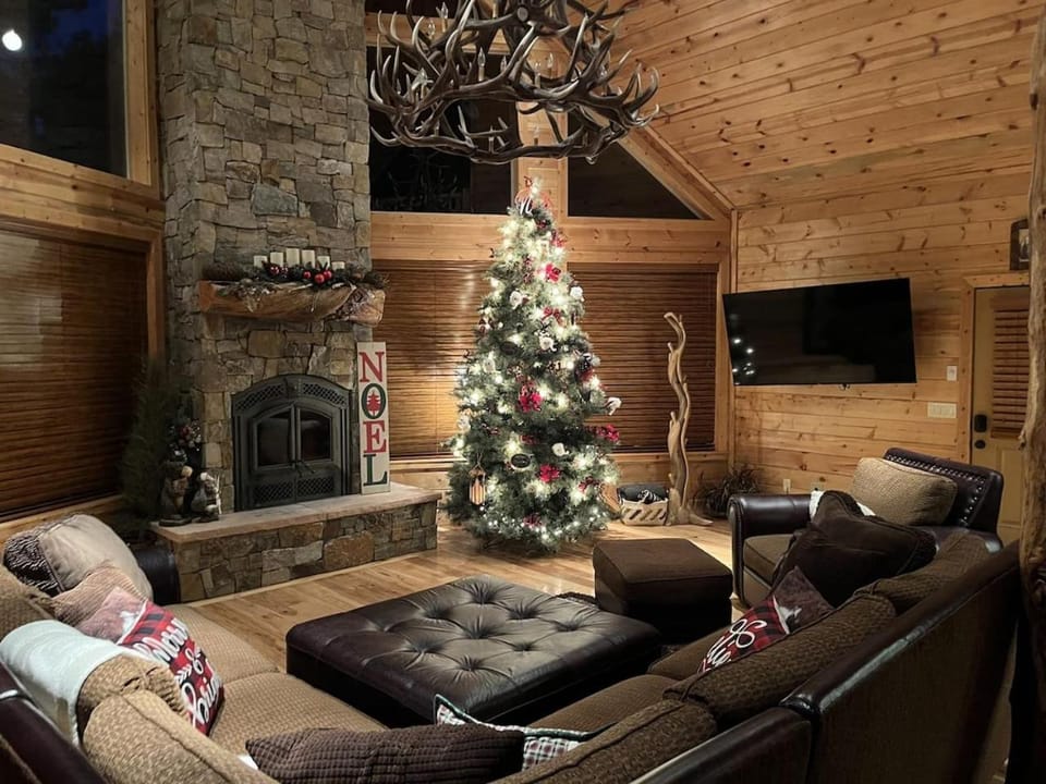 Great Escape Retreat Hot Tub Fire Pit House in Utah