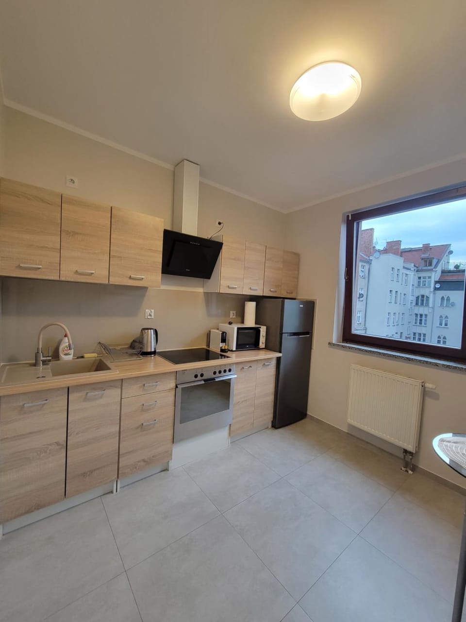 Coffee/tea facilities, Kitchen or kitchenette, oven, stove