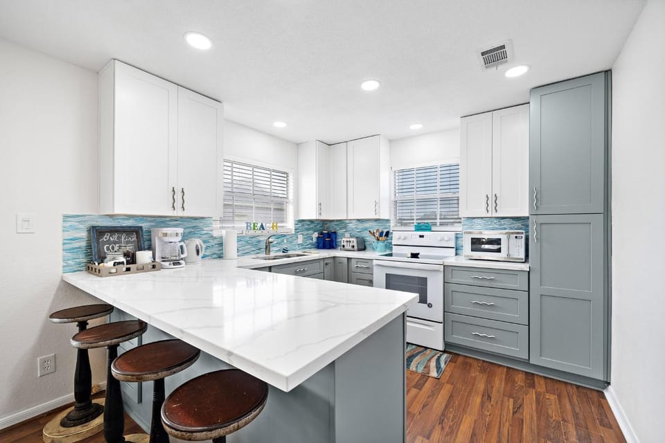 Kitchen or kitchenette, Seating area, furniture, microwave, oven, stove, kitchen