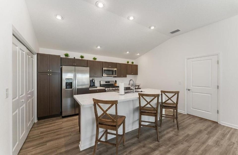 Kitchen or kitchenette, Dining area, minibar, oven, stove
