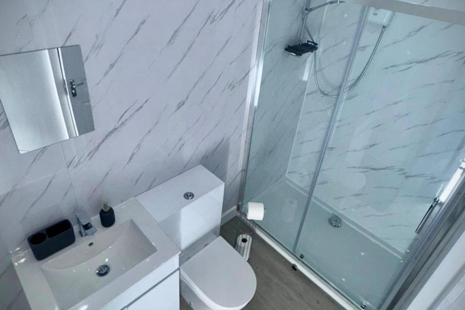 Shower, Toilet, Bathroom, towels