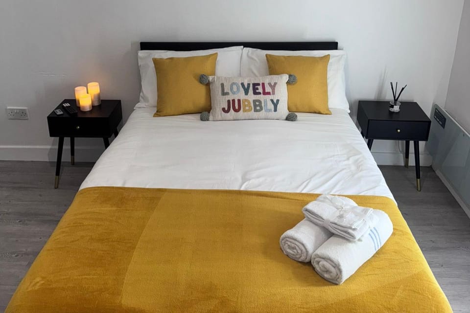 Bed, Bedroom, towels