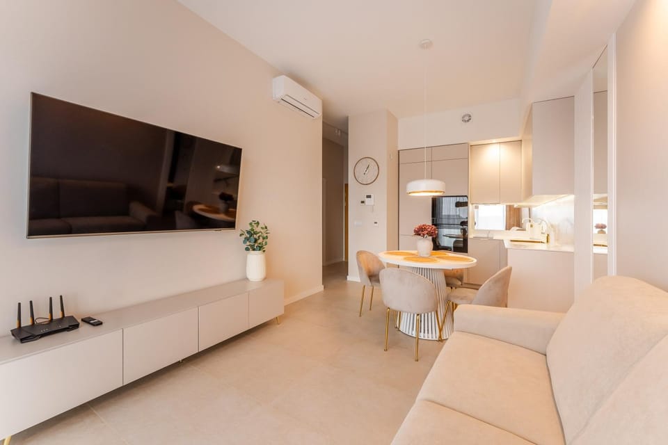 TV and multimedia, Kitchen or kitchenette, Living room, Seating area, Dining area