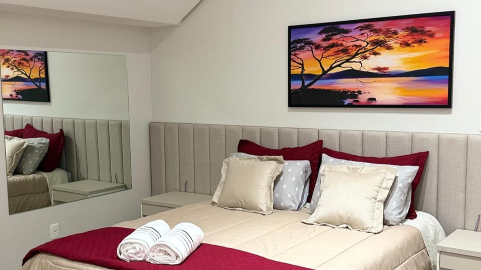 Bed, TV and multimedia, Living room, Photo of the whole room, Decorative detail, Seating area, Bedroom, towels