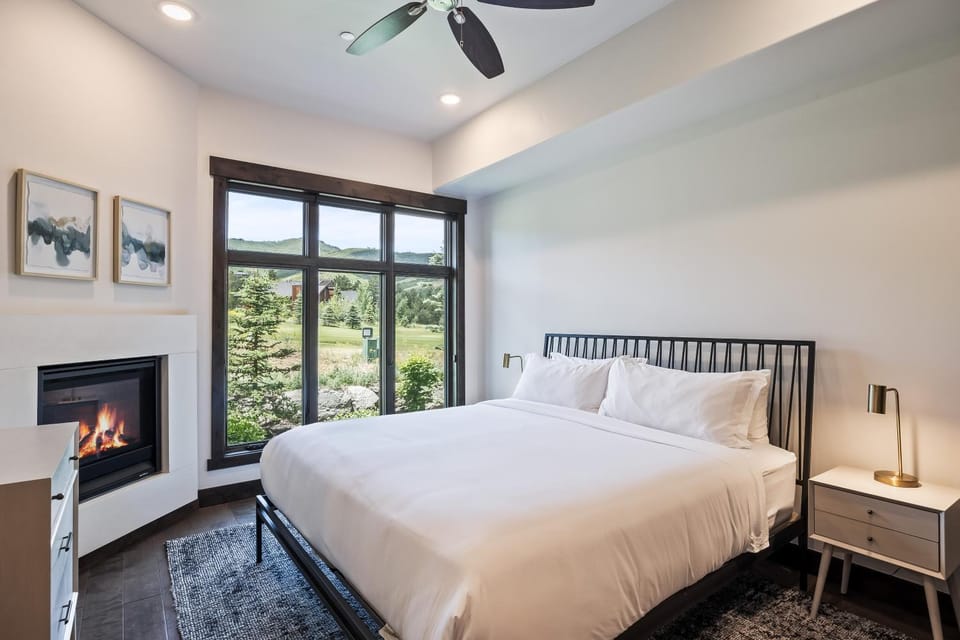 Unbeatable Location, Sleeps 5, Ski Access Across the Street, Large Hot Tub, Walk to the Lift House in Wasatch County