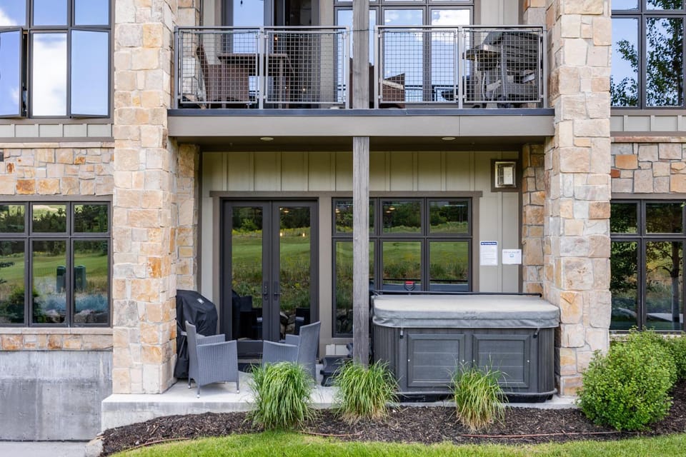 Unbeatable Location, Sleeps 5, Ski Access Across the Street, Large Hot Tub, Walk to the Lift House in Wasatch County