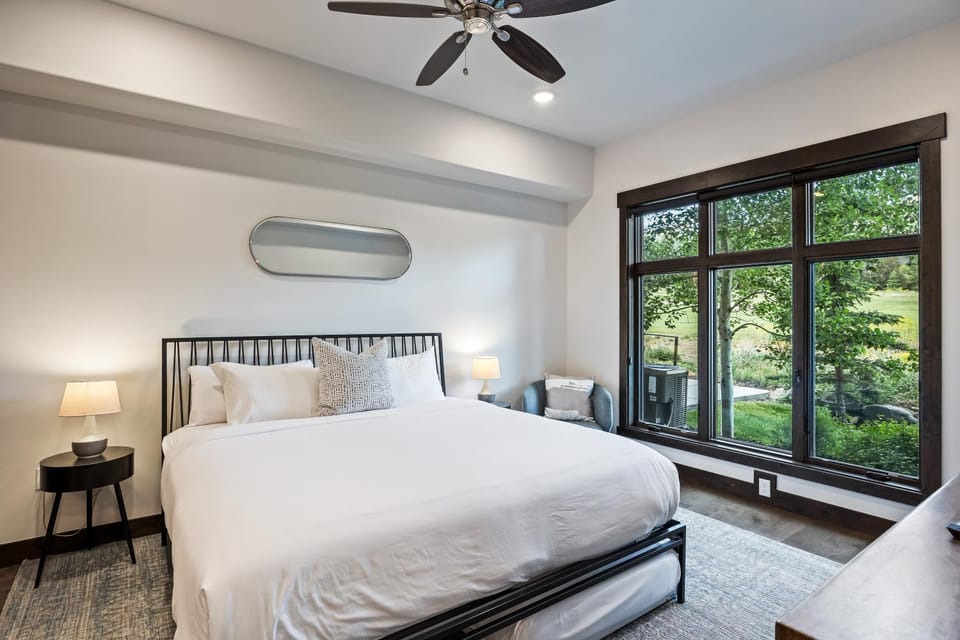 Unbeatable Location, Sleeps 5, Ski Access Across the Street, Large Hot Tub, Walk to the Lift House in Wasatch County