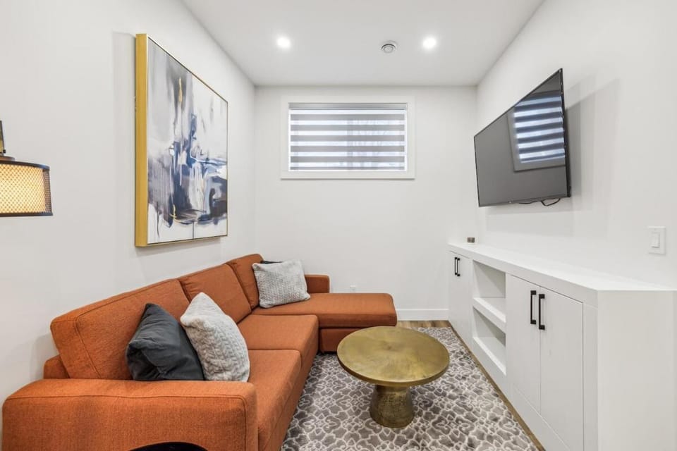 Ultimate Group Stay, 3 King Beds, 2 Suites House in Calgary