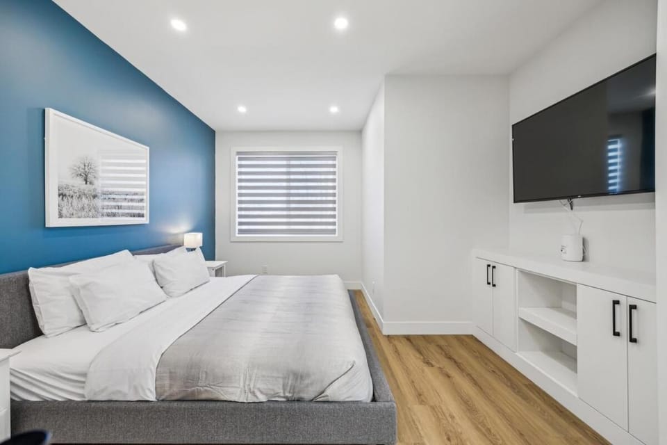 Ultimate Group Stay, 3 King Beds, 2 Suites House in Calgary