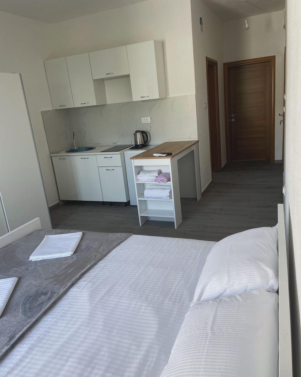 Kitchen or kitchenette, minibar, stove