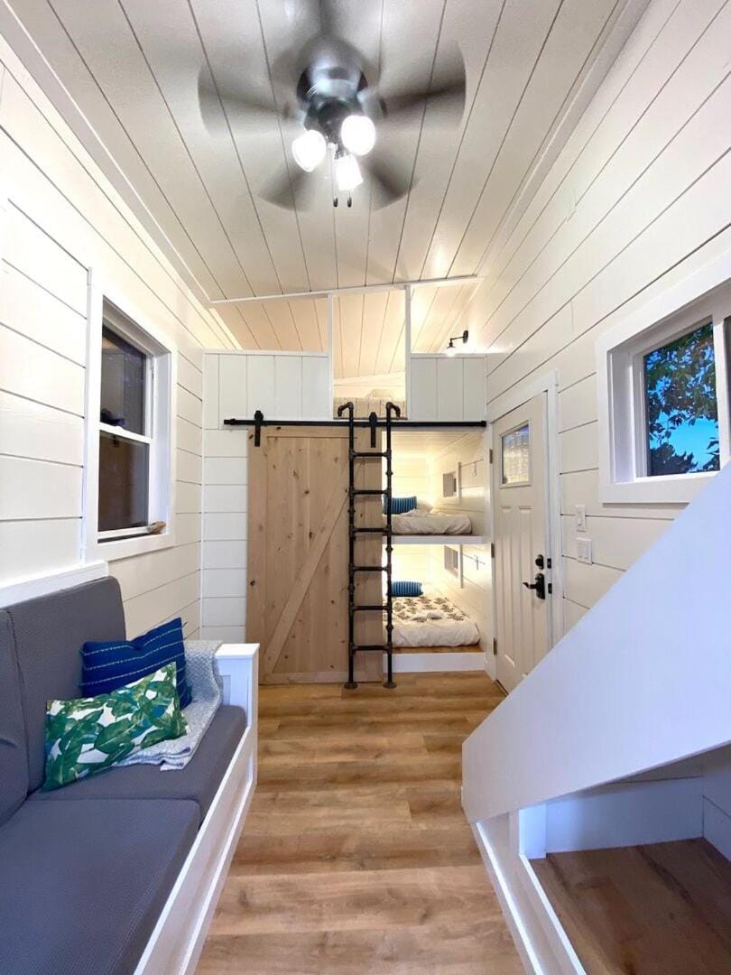 Bed, Seating area, Bedroom