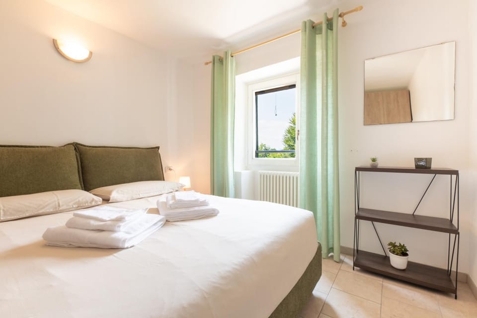 Bed, Photo of the whole room, Bedroom, towels